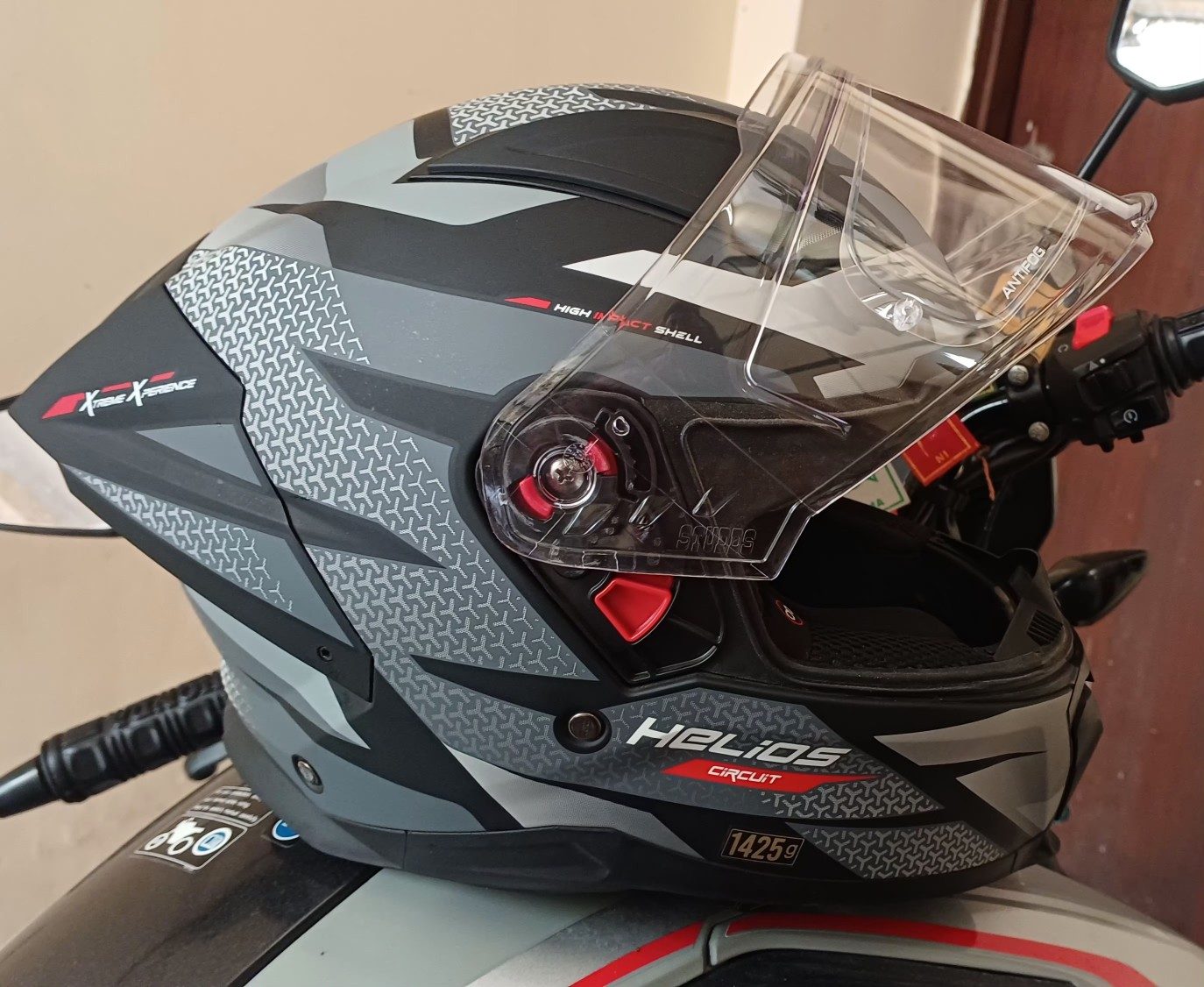 Studds Helios D2 Circuit helmet 2