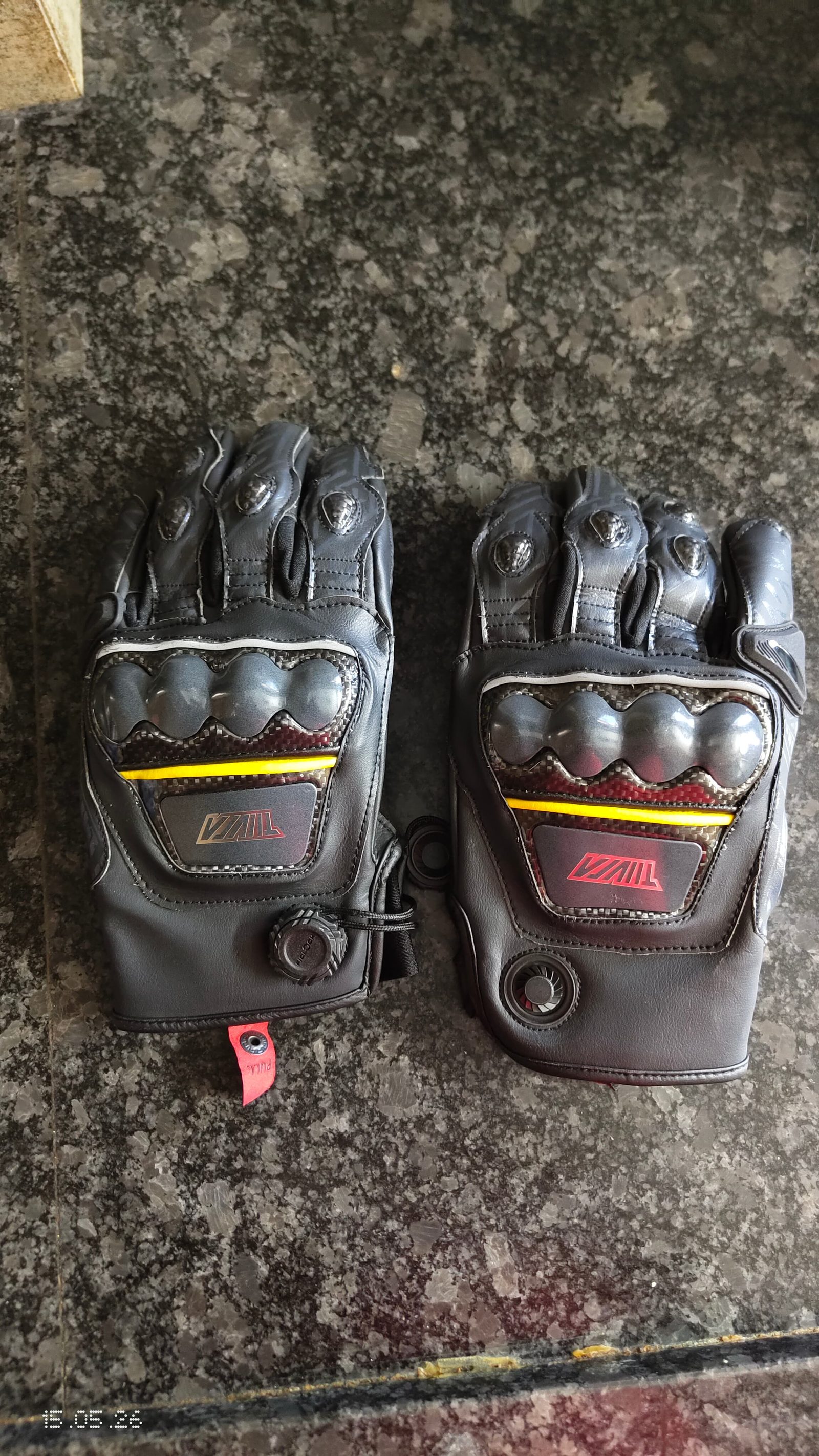 Tiivra Tarmac Carbon Gloves  - image 1