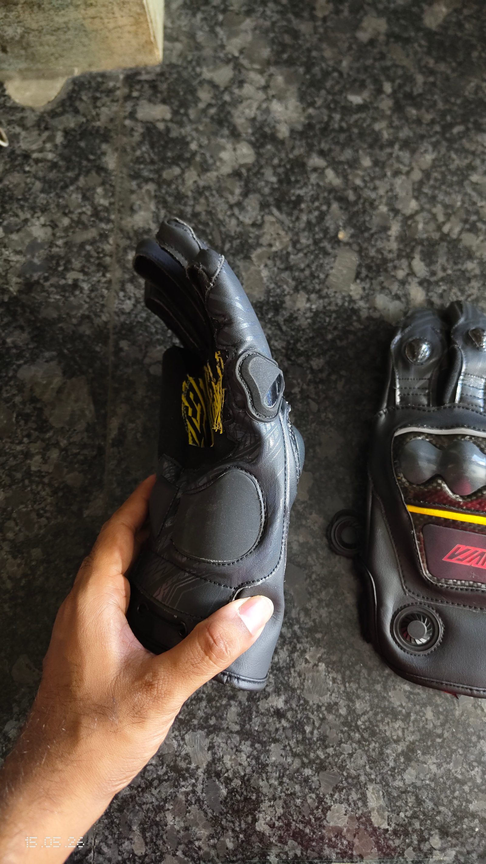 Tiivra Tarmac Carbon Gloves  2