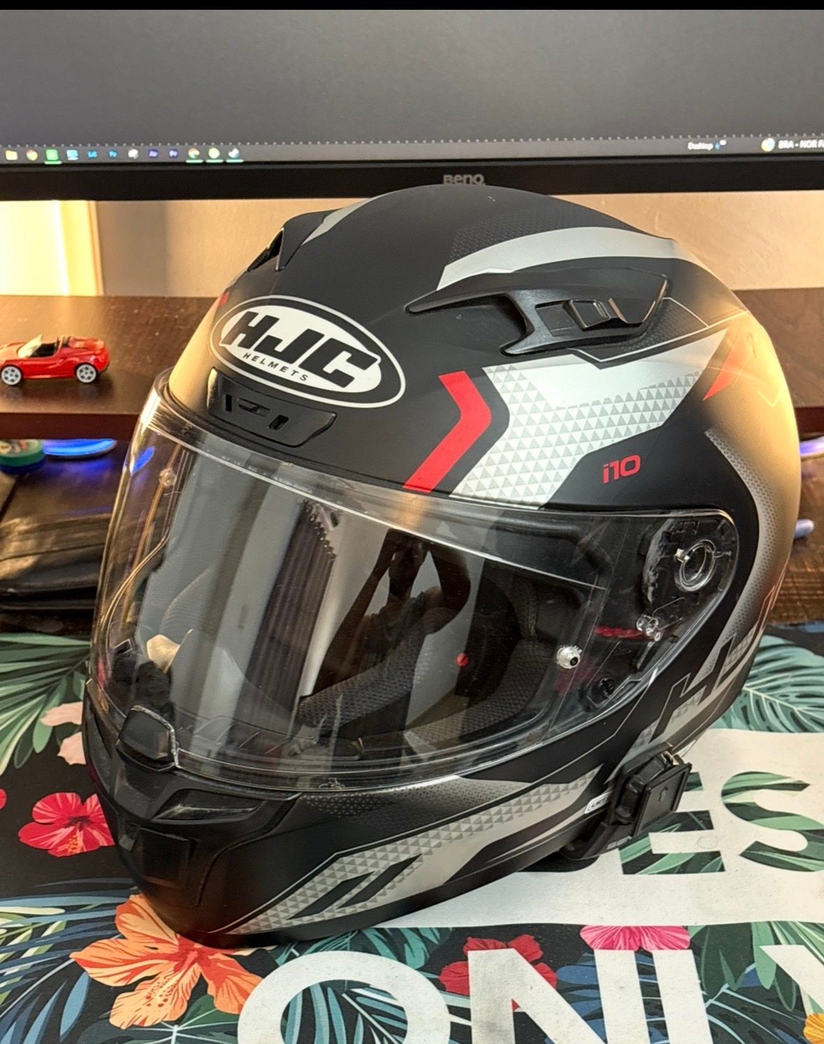 HJC i10 Helmet - image 1