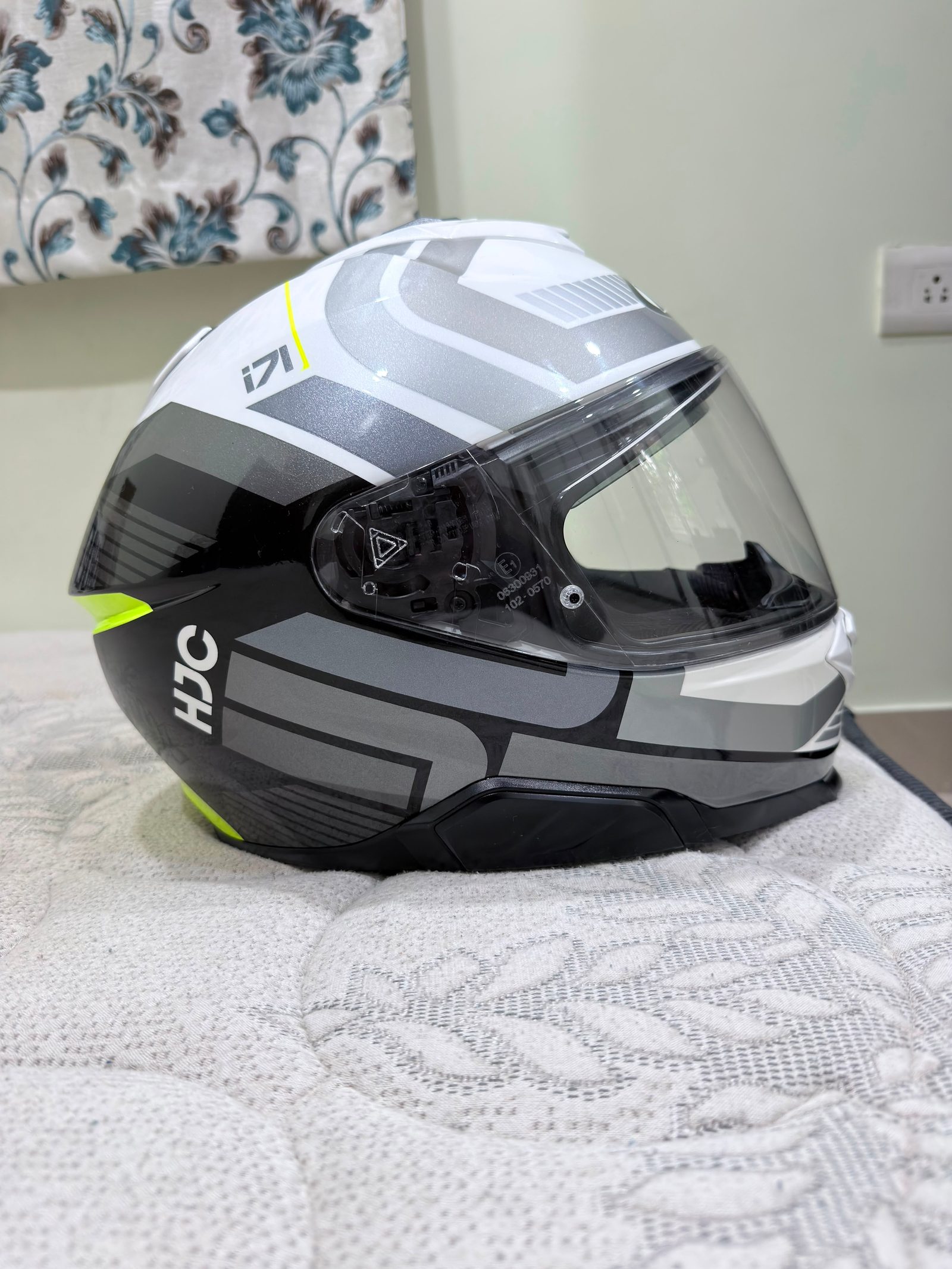HJC i71 Helmet 2