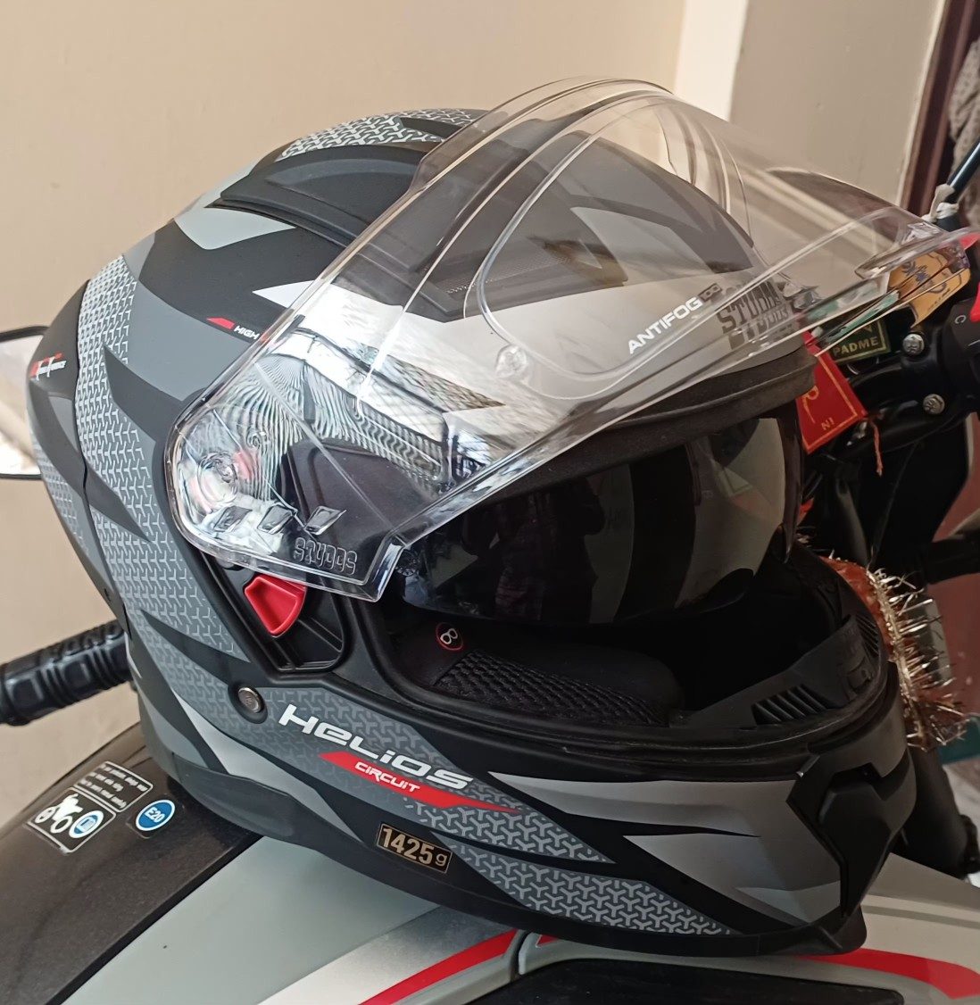 Studds Helios D2 Circuit helmet - image 1