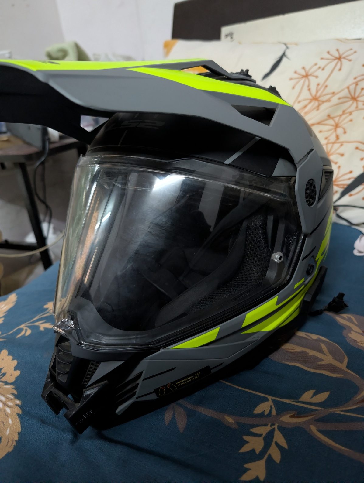 Ls2 pioneer 2 helmet - image 1